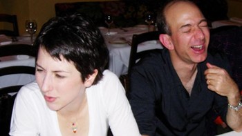 Setelah lulus kuliah, MacKenzie melamar kerja di perusahaan investasi D.E Shaw dan pewawancara pertamanya adalah Bezos. Di situlah mereka bertemu. MacKenzie langsung tertarik dengan sosok Bezos dan mengajaknya kencan. Tempat kerjaku dekat dengannya dan sepanjang hari aku mendengarkan tawanya yang luar biasa. Bagaimana bisa tidak jatuh cinta dengan tawa itu? sebut MacKenzie. Foto: istimewa