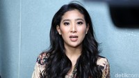 Wanita berusia 35 tahun itu berhasil menyumbang dua medali emas di dua nomor berbeda.