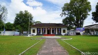 Bangunan ini sangat mirip dengan Istana Negara di Bogor, namun ukurannya lebih kecil. Karena itu disebut sebagai Istana Mini (Syanti/detikTravel)