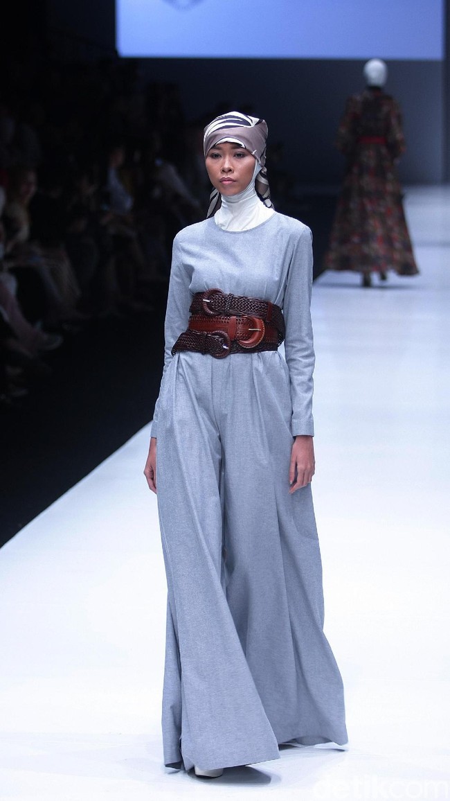 Norma Hauri merilis koleksi baju muslim yang terinspirasi Jacqueline Kennedy di Jakarta Fashion Week 2018, Senayan City, Jakarta, Senin (23/10/2017). Foto: Mohamamd Abdhu/Wolipop