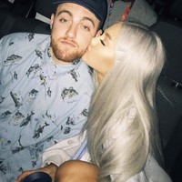 Tapi faktanya, rambutnya yang dikuncir dan terlihat lebat itu bukanlah rambut aslinya. Ariana kerap memakai wig atau rambut palsu. Alasannya karena rambut aslinya rusak parah. Foto: Dok. Instagram