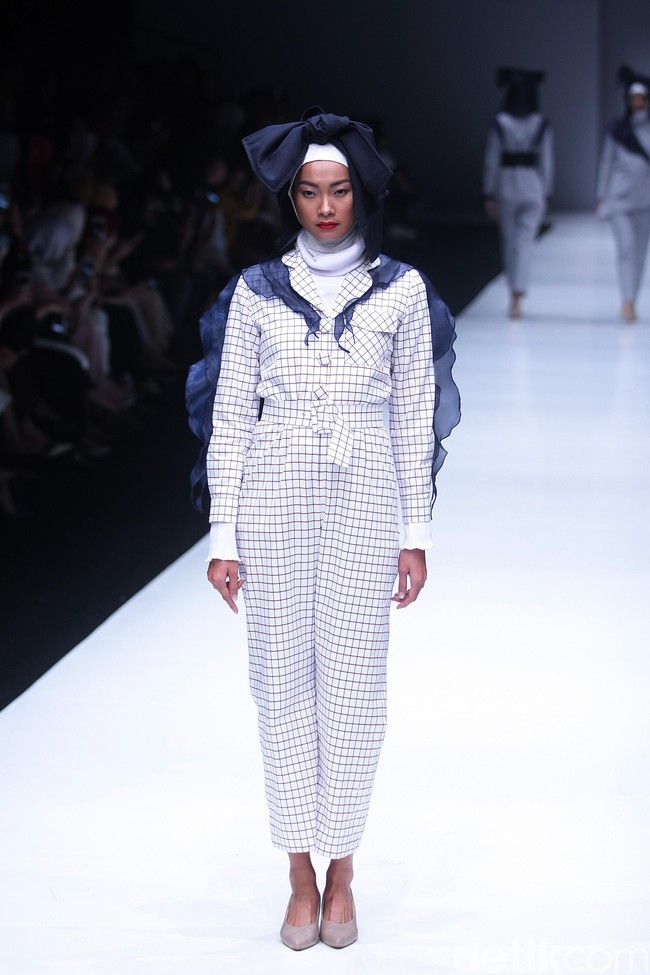 Koleksi terbaru label ETU dari Restu Anggraini yang mengangkat tema Interdecadal di Jakarta Fashion Week 2018, Senayan City, Jakarta, Senin (23/10/2017). Foto: Mohammad Abduh/Wolipop