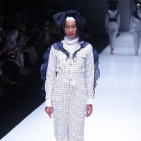 Koleksi terbaru label ETU dari Restu Anggraini yang mengangkat tema Interdecadal di Jakarta Fashion Week 2018, Senayan City, Jakarta, Senin (23/10/2017). Foto: Mohammad Abduh/Wolipop