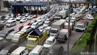 Ratusan kendaraan mengular panjang.