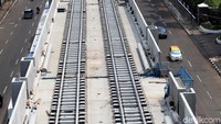 Sejumlah pekerja sedang memasang rel MRT di depan Gedung Kejaksaan Agung.