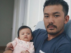 Trik Menidurkan Anak Ala Rio Dewanto