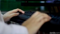 Software tersebut berupa Non Visual Dekstop Acces (NVDA) yang didapatkannya melalui kerja sama dengan Yayasan Mitra Netra.