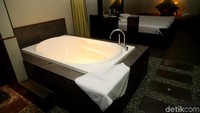 Untuk kamar-kamar yang lebih besar, di dalamnya terdapat bathtub. Semua kamar dilengkapi kasur empuk dan 2 bantal serta telepon.
