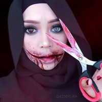 Saraswati yang dikenal dengan akun Instagram @queenofluna itu juga merefleksikan makeup terinspirasi dari Slit-Mouthed Woman. Bagian bibir yang seperti tergunting terlihat nyata dan menyeramkan.  Foto: Dok. Instagram