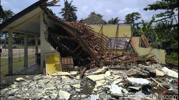 Hujan Deras, Dua Ruang SDN Cibeureum Sukabumi Ambruk