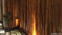 Ornamen bambu tampak menghiasi tembok Alexis resto ini.
