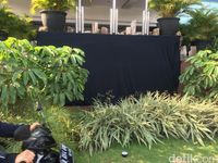 Plang Hotel Alexis ditutup kain hitam