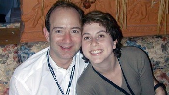 MacKenzie adalah salah satu murid terbaik di kelas penulisan kreatifku, sungguh salah satu yang terbaik, kata Morrison yang dikutip detikINET dari USA Today. Ya, MacKenzie sangat suka dan ahli menulis, khususnya fiksi. Debut novelnya berjudul The Testing of Luther Albright terbit tahun 2005. Lalu novel keduanya Traps, lahir di 2013. Keduanya meraih pujian dari kritikus. Foto: istimewa