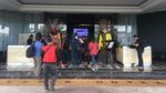 Foto: Pengumuman Alexis Tak Beroperasi dan Kain Hitam Penutup Plang