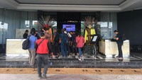 Jumpa pers ini untuk menanggapi perihal surat tersebut yang sudah beredar, menanggapi seputar penutupan, perpanjangan yang belum diberikan dan masih dalam proses. Nanti jelasnya kami sampaikan di sana, kata staff Legal & Corporate affair Alexis Grup, Lina Novita, saat dihubungi detikcom lewat telepon, Selasa (31/10/2017) pagi.