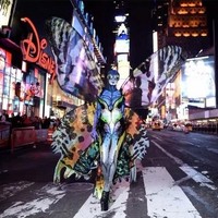 Kostum unik lainnya ia pakai di pesta Halloween tahun 2014. Ia bertransformasi menjadi kupu-kupu dengan sayap warna-warni. Seluruhnya tubuhnya dicat dan wajahnya tertutup topeng untuk kostum ini. (Foto: Dok. Instagram/heidiklum)