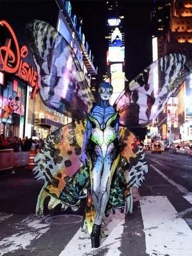 Kostum unik lainnya ia pakai di pesta Halloween tahun 2014. Ia bertransformasi menjadi kupu-kupu dengan sayap warna-warni. Seluruhnya tubuhnya dicat dan wajahnya tertutup topeng untuk kostum ini. (Foto: Dok. Instagram/heidiklum)