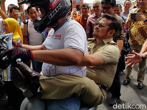 Aksi Freestyle Gubernur Sulsel dengan Motor Listrik
