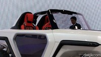 Mobil asal Negeri Sakura ini punya ground clearance yang sangat tinggi, lengkungan roda yang besar, overhang yang jauh, serta ban yang sangat kokoh yang bisa memperkuat kemampuan off-road-nya.