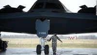 Sebelumnya diketahui bahwa pesawat siluman B-2 pernah beroperasi di Pangkalan Udara Andersen di Guam dan Kepulauan Diego Garcia di Samudera Hindia. Pada tahun 2013 lalu, pesawat B-2 terbang dari Missouri untuk mengikuti latihan militer di Korea Selatan (Korsel). Foto: Getty Images