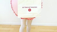 Macaron yang sedang hits ini, cara buatnya mirip dengan membuat donat. Hanya saja tambahkan topi bulat diatasnya untuk menyerupai krim gulanya. Foto: Istimewa
