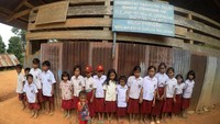 Dari 17 anak yang hari itu masuk kelas hanya satu yang memakai sepatu karet. Lainnya memakai sandal japit bahkan kebanyakan tidak menggunakan alas kaki.  Demikian juga seragam yang dikenakan tidak sedikit yang kancing baju atau resleting celananya lepas. Mengapa? Seragam yang mereka miliki hanya satu-satunya dan digunakan selama satu pekan masuk sekolah.