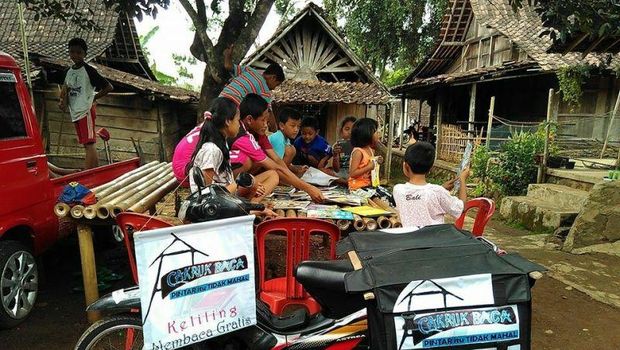 Pemuda Desa Ini Keliling Kampung Bawa Buku Bacaan Gratis
