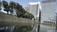 Imperial Palace ini dikelilingi oleh parit raksasa dan tembok batu yang berfungsi untuk menahan jalan maju musuh.