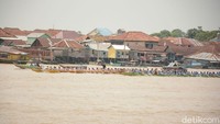 Dengan perahunya, mereka beradu cepat di atas Sungai Musi. Berbagai perwakilan dari tingkat kecamatan hadir di sini (Raja Adil/detikTravel)