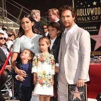 Dua tahun kemudian, lahirlah buah hati pertama mereka, Levi, disusul seorang putri yang dinamai Vida. Matthew dan Camila sendiri baru bertunangan pada Natal 2011, sebelum putra ketiga mereka lahir. Foto: Getty Images