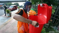 Petugas Penanganan Prasarana dan Sarana Umum (PPSU) Kelurahan Gedong, memasang tempat sampah baru di jalan TB Simatupang, Pasar Rebo, Jakarta Timur, Selasa (31/10/2017).