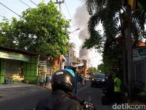 Pabrik Roti di Kawasan Jambangan Terbakar