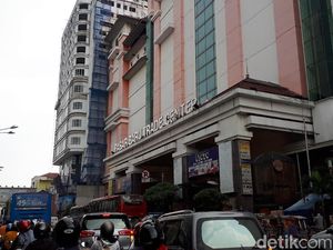Pasar Baru Bandung Sepi Pembeli, Omzet Pedagang Turun Drastis