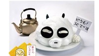 Kalau ini Genma Saotome Japanese-style sweets plate. Tuangkan hojicha dalam teko ke gulali bentuk Genma (panda).