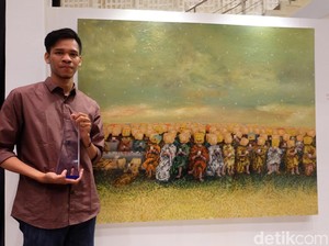 Manusia Sibuk Pegang Telepon Seluler, Fenomena yang Dilukis Alvian Anta Putra