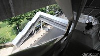 Halte ini memiliki 120 anak tangga.
