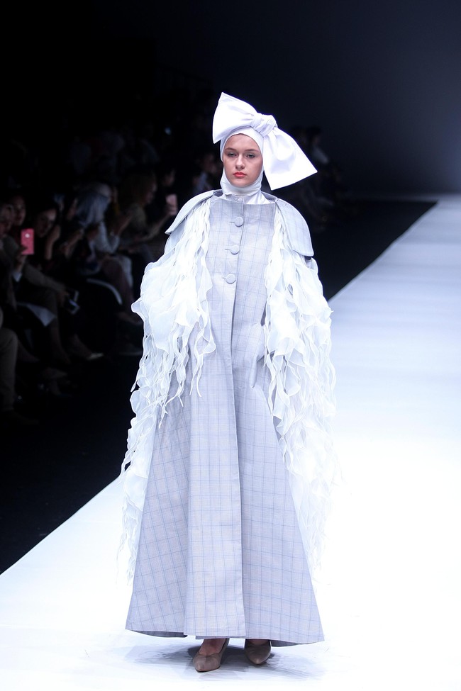 Koleksi terbaru label ETU dari Restu Anggraini yang mengangkat tema Interdecadal di Jakarta Fashion Week 2018, Senayan City, Jakarta, Senin (23/10/2017). Foto: Mohammad Abduh/Wolipop
