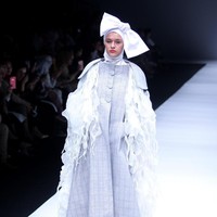 Koleksi terbaru label ETU dari Restu Anggraini yang mengangkat tema Interdecadal di Jakarta Fashion Week 2018, Senayan City, Jakarta, Senin (23/10/2017). Foto: Mohammad Abduh/Wolipop