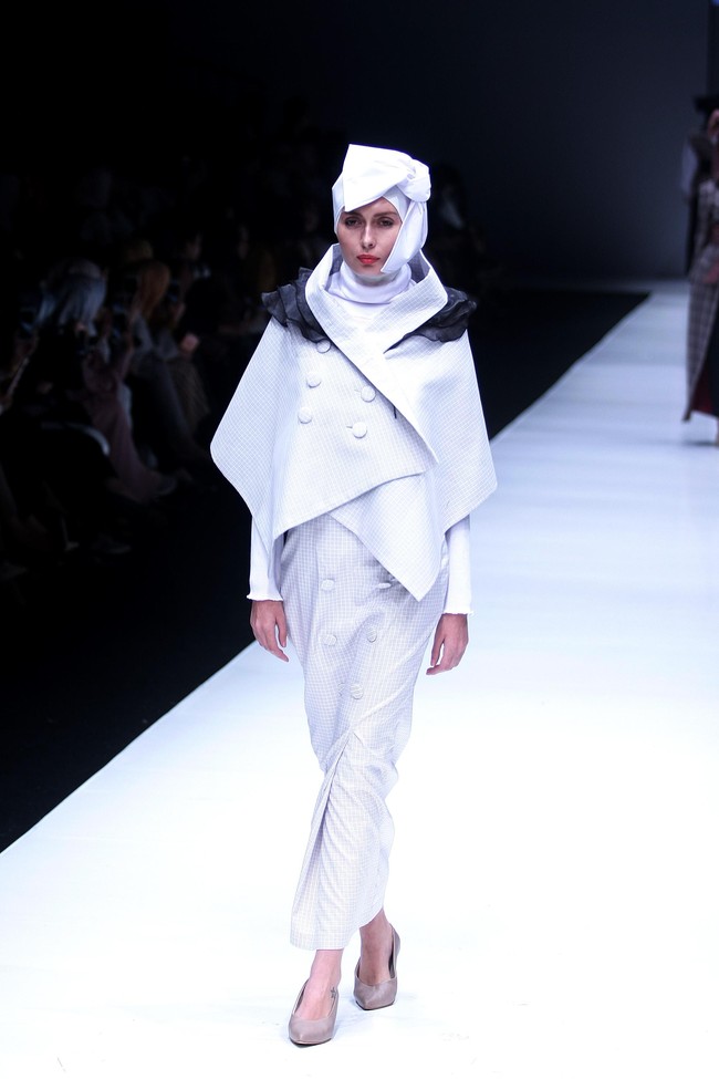 Koleksi terbaru label ETU dari Restu Anggraini yang mengangkat tema Interdecadal di Jakarta Fashion Week 2018, Senayan City, Jakarta, Senin (23/10/2017). Foto: Mohammad Abduh/Wolipop