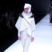Koleksi terbaru label ETU dari Restu Anggraini yang mengangkat tema Interdecadal di Jakarta Fashion Week 2018, Senayan City, Jakarta, Senin (23/10/2017). Foto: Mohammad Abduh/Wolipop