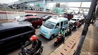 Sejumlah kendaraan tampak mengular.