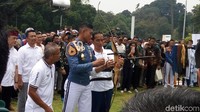 Jokowi juga pernah mengajarkan para pemuda memanah. Ada beberapa anak muda dari berbagai profesi yang diajari langsung oleh Jokowi. (Bagus-detikcom)