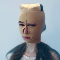 Satu lagi masker anti keriput yang bentuknya seram. Foto: Evija Laivina