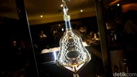 Di lantai 7 inilah terdapat Bathhouse Spa & Lounge. Begitu lift dibuka, suasana rileks dan santai begitu mewakili tempat ini, tergambar dari sorot lampu yang temaram.