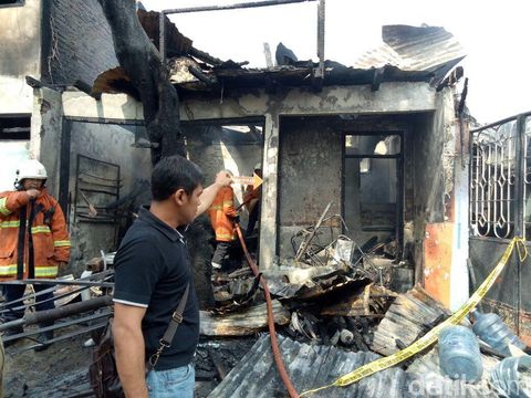 Puing-puing kebakaran di Jalan Raya Jambangan/