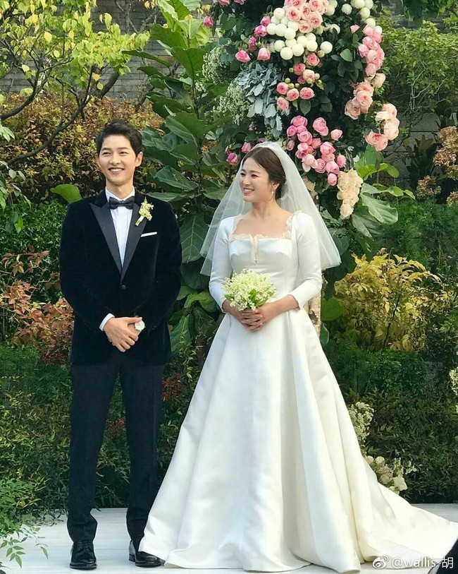 Penggemar pun menyadari kemiripan gaun pengantin Jang Nara dan Song Hye Kyo. Kedua aktris sama-sama memakai gaun putih model a-line yang berekor panjang, dengan lengan gaun sepanjang 3/4. Foto: dok. Instagram @4ever_kikyo