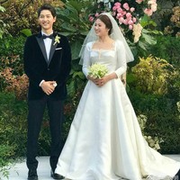 Penggemar pun menyadari kemiripan gaun pengantin Jang Nara dan Song Hye Kyo. Kedua aktris sama-sama memakai gaun putih model a-line yang berekor panjang, dengan lengan gaun sepanjang 3/4. Foto: dok. Instagram @4ever_kikyo