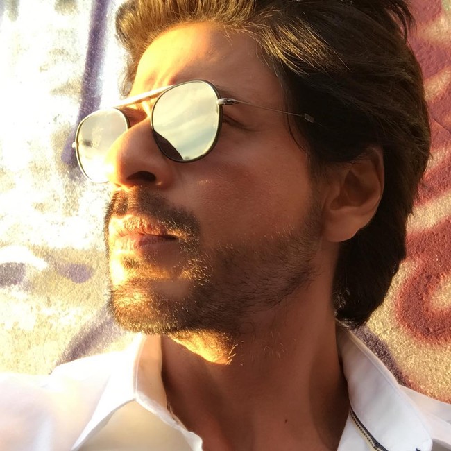 Memulai kariernya dalam beberapa serial televisi pada akhir 1980-an, sosok Shah Rukh Khan kini tetap memesona dan kharismatik. Foto: Instagram