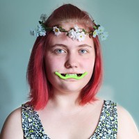 Ini bukan bagian dari behel. Alat kecantikan aneh tersebut dihadirkan untuk membentuk agar senyum sempurna. Foto: Evija Laivina