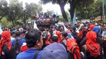 Foto: Saat Sandiaga Temui Buruh yang Demo dan Naik Mobil Komando